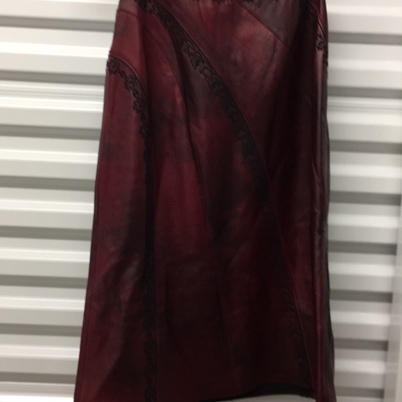 Escada embroidered leather skirt. - Picture 5 of 5